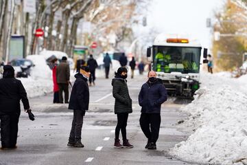 Operarios retiran las nieve de las calles de Madrid. 