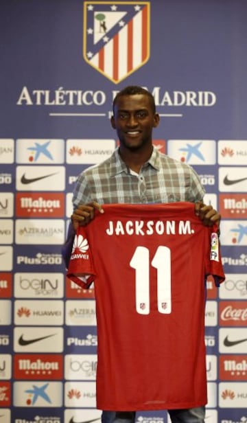 El delantero colombiano Jackson Martínez durante su presentación esta tarde en el estadio Vicente Calderón.