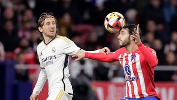 Modric pugna con Mario Hermoso, en un derbi entre el Madrid y el Atleti.
