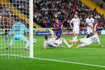 2-0. Pedri dispara y el balón rebota en la cabeza de un defensor. Raphina, atento al rechace, marca con la pierna izquierda en el minuto 33 de partido.