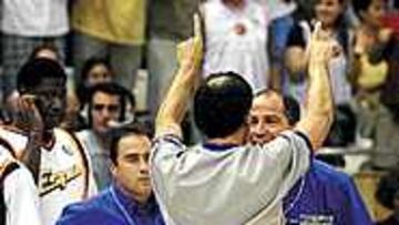 TÉCNICA DESCALIFICANTE. Colucci no se lo pensó dos veces a la hora de echar del choque a Imbroda.