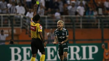 Lucas Lima, del Palmeiras, recibe una tarjeta amarilla por celebrar excesivamente su gol contra el Santos.