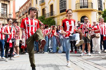 Aficionados del Athletic bailan un aurresku en Sevilla.
