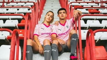 19-09-24. ANTÍA MAYO Y NACHO MARTÍN POSAN CON LA NUEVA INDUMENTARIA DE SPORTING, SEGUNDA DEL EQUIPO FEMENINO Y TERCERA DEL MASCULINO PARA LA TEMPORADA 24-25.