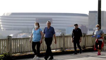 GRAFCAV5172. BILBAO, 03/05/2020.-Personas protegidas con mascarillas salen a pasear y hacer deporte este domingo en Bilbao, en el segundo día permitido dentro de la desescalada. Desde ayer sábado, las personas mayores de 14 años pueden ir a pasear y hacer deporte individual, respetando unos horarios y la distancia de seguridad, unas salidas que se suman a los paseos de los niños que comenzaron a estar permitidos el pasado domingo tras semanas de confinamiento por el coronavirus. EFE/LUIS TEJIDO.