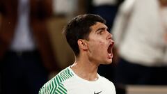 Carlos Alcaraz celebra su victoria frente a Stefanos Tsitsipas en cuartos de final de Roland Garros.