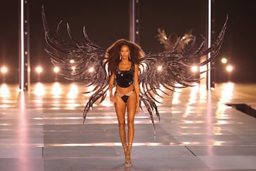 Model Joan durante el desfile de Victoria's Secret Fashion Show en Brooklyn.