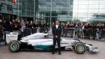 Lewis Hamilton posa junto al Mercedes que le hizo campeón.