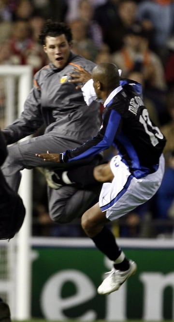 David Navarro en un partido de Champions de 2007 entre el Valencia y el Inter salió del banquillo para participar en una tangana que acabó en pelea entre jugadores de uno y otro equipo. Navarro le rompió la nariz a Burdisso y la UEFA en primera instancia le castigó con siete meses fuera de los terrenos de juego y 6.000 euros de multa. Ante la gravedad de la situación, la FIFA hizo extensible la inhabilitación a cualquier tipo de encuentro nacional o internacional. El Comité de Apelación le redujo el castigo a seis meses. 