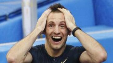 El francés Renaud Lavillenie, tras bater el récord mundial de salto con pértiga.