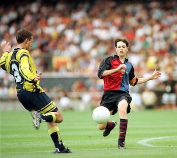 Con tan solo doce años empezó a jugar en las categorías inferiores del club catalán. El el 5 de febrero de 2001, con 16 años, fue llamado por Lorenzo Serra Ferrer para entrenar junto a la primera plantilla del club.