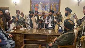 En esta fotograf&iacute;a de archivo del domingo 15 de agosto de 2021, los combatientes talibanes toman el control del palacio presidencial afgano en Kabul, Afganist&aacute;n, luego de que el presidente Ashraf Ghani huyera del pa&iacute;s. 