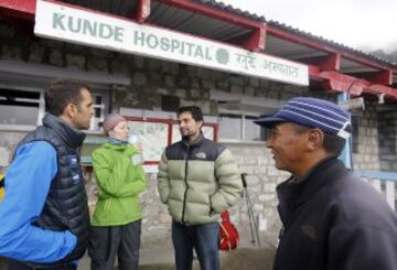 Etapa 3: Día de aclimatación. Namche Bazar-Khunde. La expedición con el sherpa Migma Timba en el Hospital Kunde Hillary. 