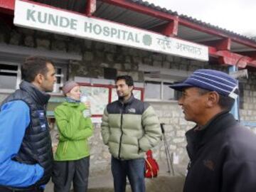 Etapa 3: Día de aclimatación. Namche Bazar-Khunde. La expedición con el sherpa Migma Timba en el Hospital Kunde Hillary. 