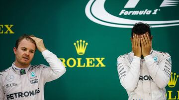 BRA531. SAO PAULO (BRASIL), 13/11/2016.- El británico Lewis Hamilton (d) y el alemán Nico Rosberg (i), de Mercedes, celebran al ganar el primer y segundo lugar, respectivamente, en el Gran Premio de Brasil de Fórmula Uno hoy, domingo 13 de noviembre de 2016, en el autódromo de Interlagos, en Sao Paulo (Brasil). EFE/Fernando Bizerra Jr.