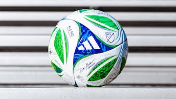 Como un guiño más a la rica historia de la liga, el diseño del 2025 abarca los 3 estilos más populares de paneles adidas e incluye pequeños detalles de los 18 balones adidas MLS fabricados.