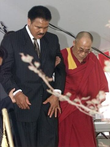 Muhammad Ali con el Dalai Lama en 2003.
