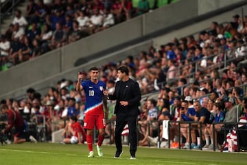 Pochettino y Pulisic intercambian opiniones al medio tiempo del partido.
