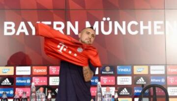 Arturo Vidal se pone la camiseta del Bayern Munich durante su presentación.