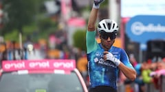 Vendrame celebra su victoria en el Giro en Sappada.