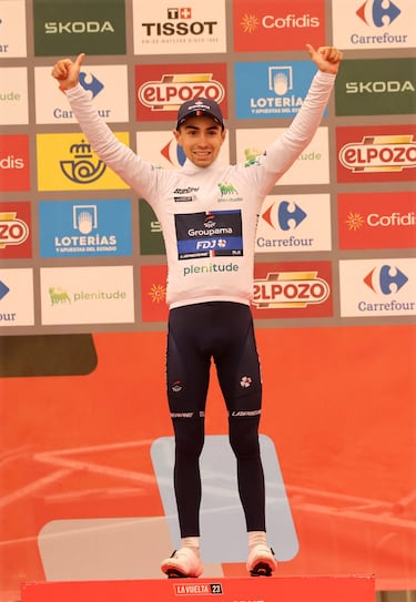 El ciclista francés Lenny Martínez con el maillot blanco como el mejor joven de La Vuelta. 
