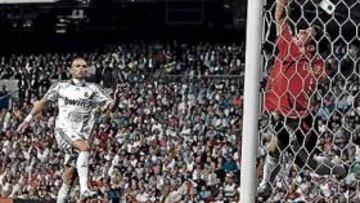 <b>IKER FUE UN MURO</b>. El portero del Madrid volvió a ser el de las grandes ocasiones, esto es, el que evita problemas a su equipo con paradas de mérito. Además del penalti que le sacó a Garmendia, Casillas tuvo que emplearse a fondo en otros remates del Athletic, como en el de la imagen superior. Ocurrió en el minuto 29 del encuentro, cuando Etxeberria sacó un testarazo tremendo al que Iker respondió con un paradón con la izquierda.