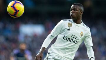 Vinicius mira el balón en un momento del Real Madrid-Valladolid del sábado.