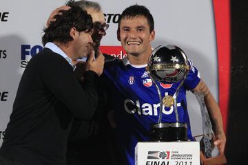 Si bien ganó un título en Colo Colo y no desentonó, fue en la U donde se transformó en figura e ídolo al ganar un tricampeonato y la Sudamericana.