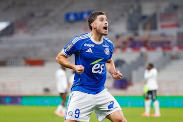 El delantero argentino del Racing Club de Estrasburgo y exjugador del Alavés y Mirandés lleva cinco goles en nueve partidos con el club francés. El delantero centro combina la presencia física con la capacidad de participar en el juego colectivo. un delantero de referencia, con una altura de 1,90 metros.