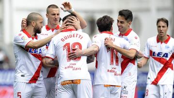 El Alavés celebra el gol de Guidetti ante el Eibar.
