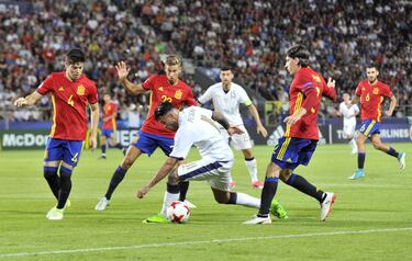 Andrea Petagna entre Jorge Meré, Marcos Llorente y Bellerín.