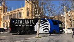 El bus del Atalanta, en Valencia.