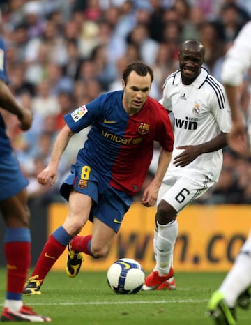 El 2 de mayo de 2009 Iniesta presenció la mayor goleada del club azulgrana en el campo del máximo rival, el Real Madrid. El famoso 2-6 en el Santiago Bernabéu. 