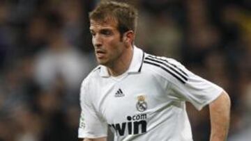 Rafael van der Vaart, futbolista del Madrid, resumió en su web oficial el estado de la plantilla blanca tras la gran victoria en Sevilla, que les coloca a tiro del Barcelona: "Ganar en Sevilla, así, es el resultado perfecto antes del partido ante el Barcelona. Estamos a sólo cuatro puntos, cuando hace unos meses parecía que ellos estaban destinados a ganar el título".