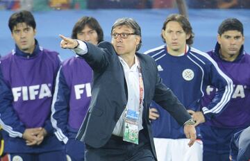 Gerardo Martino se mostraba irritadísimo por el resultado final del encuentro. Para el técnico argentino, la FIFA debería "pedirnos perdón por el arbitraje. Lo hará mañana y todo arreglado. El colegiado ha cometido errores que nos han perjudicado. En el penalti que nos pitó a favor tuvo que haber expulsado a Piqué y nos anuló un gol legal". Además, pidió al oficial de FIFA, el portugués Jorge Batista, que hiciera llegar su queja formal a Joseph Blatter, presidente de FIFA.