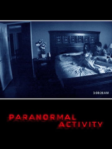 Siguiendo la estela de La Bruja de Blair, Paranormal activity es otra de esas películas presentada como falso documental con metraje encontrado (found footage). Una pareja se muda a la casa de sus sueños pero Katie, la protagonista, vive atormentada por un mal que cree que la persigue desde niña. Micah, su marido, instala una cámara en su habitación todas las noches donde se pueden ver los extraños acontecimientos que suceden mientras duermen. Con muy bajo presupuesto esta cinta consigue aterrorizar de verdad.