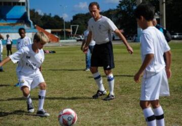 Butragueño con los niños de la Fundación del Real Madrid en La Habana