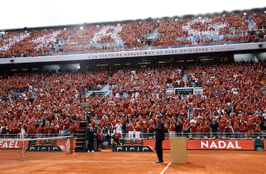 Rafa Nadal durante su emotivo homenaje en la pista Philippe-Chatrier. 