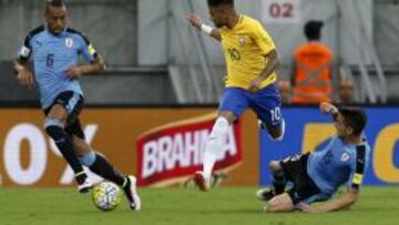 Pereira y Neymar, con Mat&iacute;as en el suelo, en el Brasil-Uruguay.