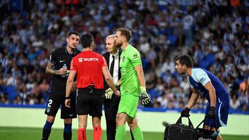 Atletico Madrid's Slovenian goalkeeper Jan Oblak (2R) injured leaves the pitch during the Spanish league football match between Real Sociedad and Club Atletico de Madrid, at the Anoeta stadium in San Sebastian, on September 3, 2022. (Photo by PIERRE-PHILIPPE MARCOU / AFP)