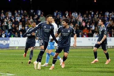 0-1. Kylian Mbappé celebra el gol que marca desde los once metros con Gonzalo García.