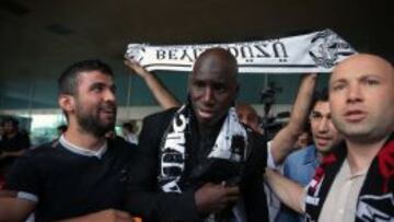 Demba Ba, en su llegada a Estambul.