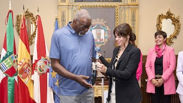 Hollis con la alcaldesa de Vitoria.