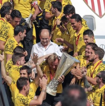 Pepe Castro y Rakitic con el trofeo de la Europa League tras aterrizar en el aeropuerto de Sevilla.