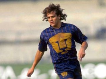 El ex delantero forma parte del selecto grupo de jugadores que ha defendido una senda cantidad de equipos en el fútbol chileno. ‘Candonga’ vistió a lo largo de su carrera 16 camisetas. Su debut fue en Unión San Felipe en 1987. En la imagen, con la tricota de Pumas de la UNAM, único elenco extranjero por el cual jugó.