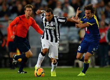 Riera persigue a Carlos Tévez durante un partido de pretemporada ante la Juventus en el año 2014.