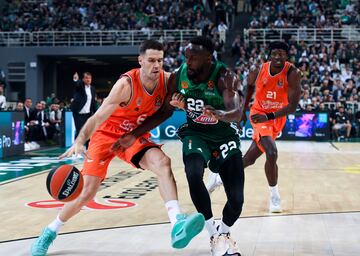 Athens (Greece), 23/11/2023.- Panathinaikos player Jerian Grant (R) in action against Valencia's player Xabi Lopez-Arostegui (L) during the EuroLeague basketball match between Panathinaikos and Valencia, in Athens, Greece, 23 November 2023 (Baloncesto, Euroliga, Grecia, Atenas) EFE/EPA/GEORGIA PANAGOPOULOU