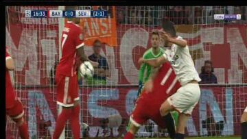 Penalti no señalado a favor del Sevilla por mano de Boateng