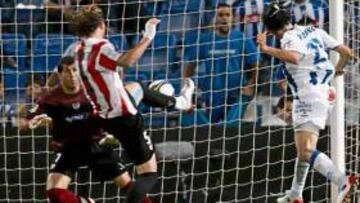 <b>AVISO. </b>Javi Guerrero tuvo antes de marcar una clara oportunidad con este remate de cabeza que repelió con apuros Iraizoz.