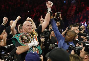 El regreso de Tyson Fury es uno de los m芍s espectaculares de siempre. Toc車 la gloria acabando con el reinado de Wladimir Klitschko. Estaba en lo m芍s alto en 2015, pero cay車 meses m芍s tarde a lo m芍s hondo. Problemas con el alcohol y las drogas le hicieron retirarse e incluso se temi車 que pudiese quitarse la vida (lo evidenci車 en sus redes sociales en varias ocasiones). Por suerte, Fury pudo salir de esa complicada situaci車n y regres車 en 2018. Tras dos peleas hizo nulo contra Deontay Wilder, a quien acab車 destronando para volver a ser campe車n mundial en febrero de 2020. Con 32 a?os el ingl谷s es uno de los p迆giles m芍s medi芍ticos del momento.